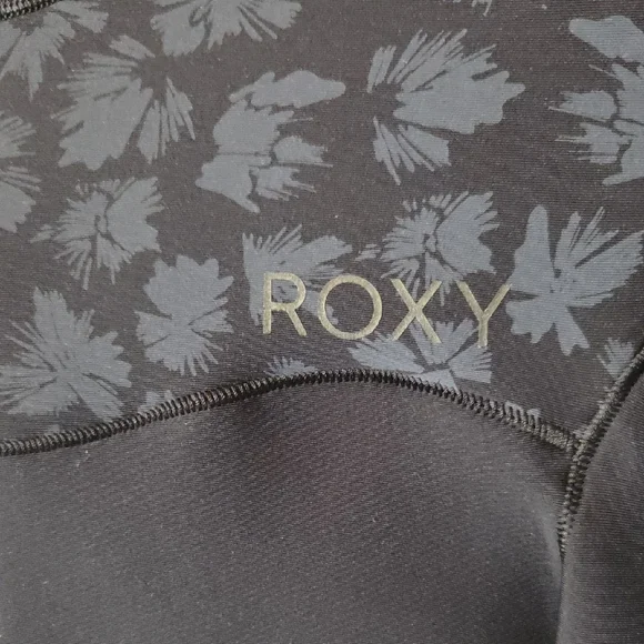 Roxy Floral Patterned Black Short Wetsuit NWT - Picture 3 of 5